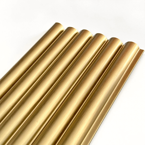 Ydre bueform WPC riflet v&aelig;gpanel med metalfinish