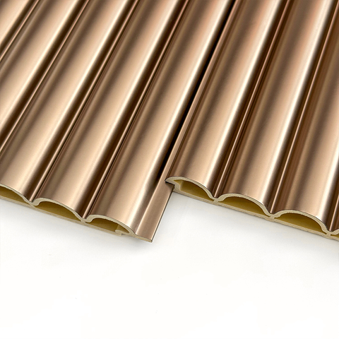 Paneles de pared estriados de WPC con patr&oacute;n agrupado dorado para interiores de 3 m