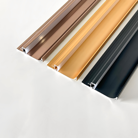 Aluminiumsockel f&ouml;r Carbon Crystal Board 60mm med LED-ljus
